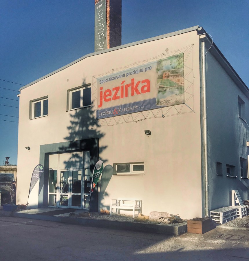 Internetový a kamenný obchod 900 m²