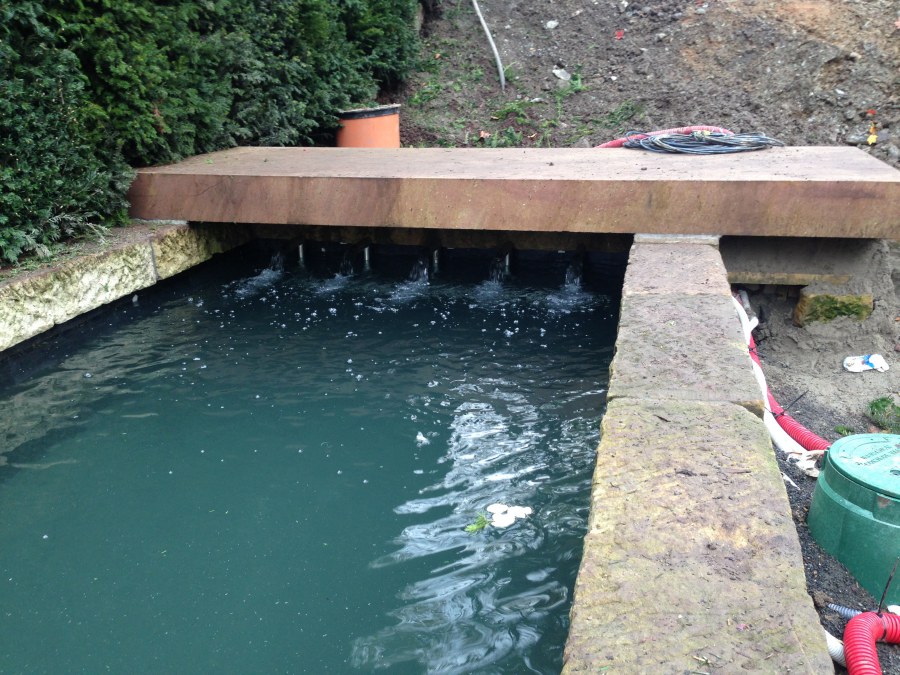 Stavba vodního příkopu u zámku