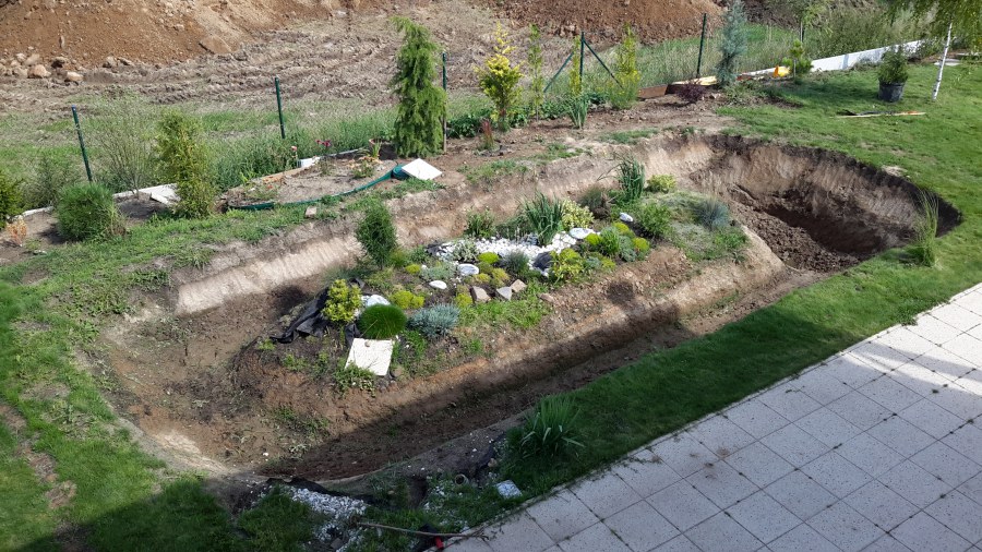 Okrasné jezírko s květinovým ostrůvkem