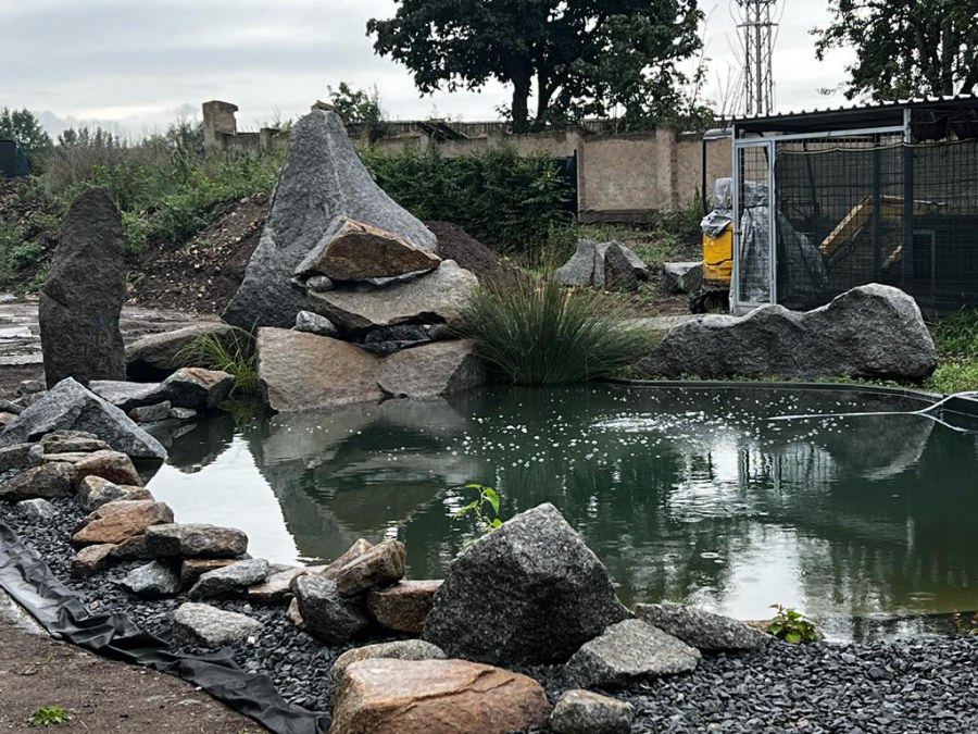 Stavba okrasného jezírka s vodopádem u Loun