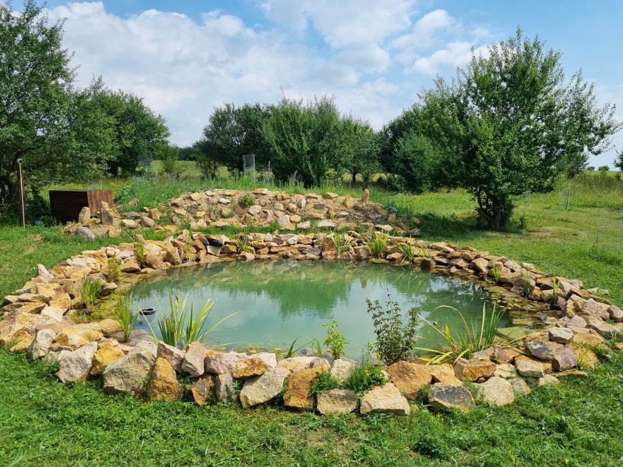 Realizace okrasného jezírka v Černoučku