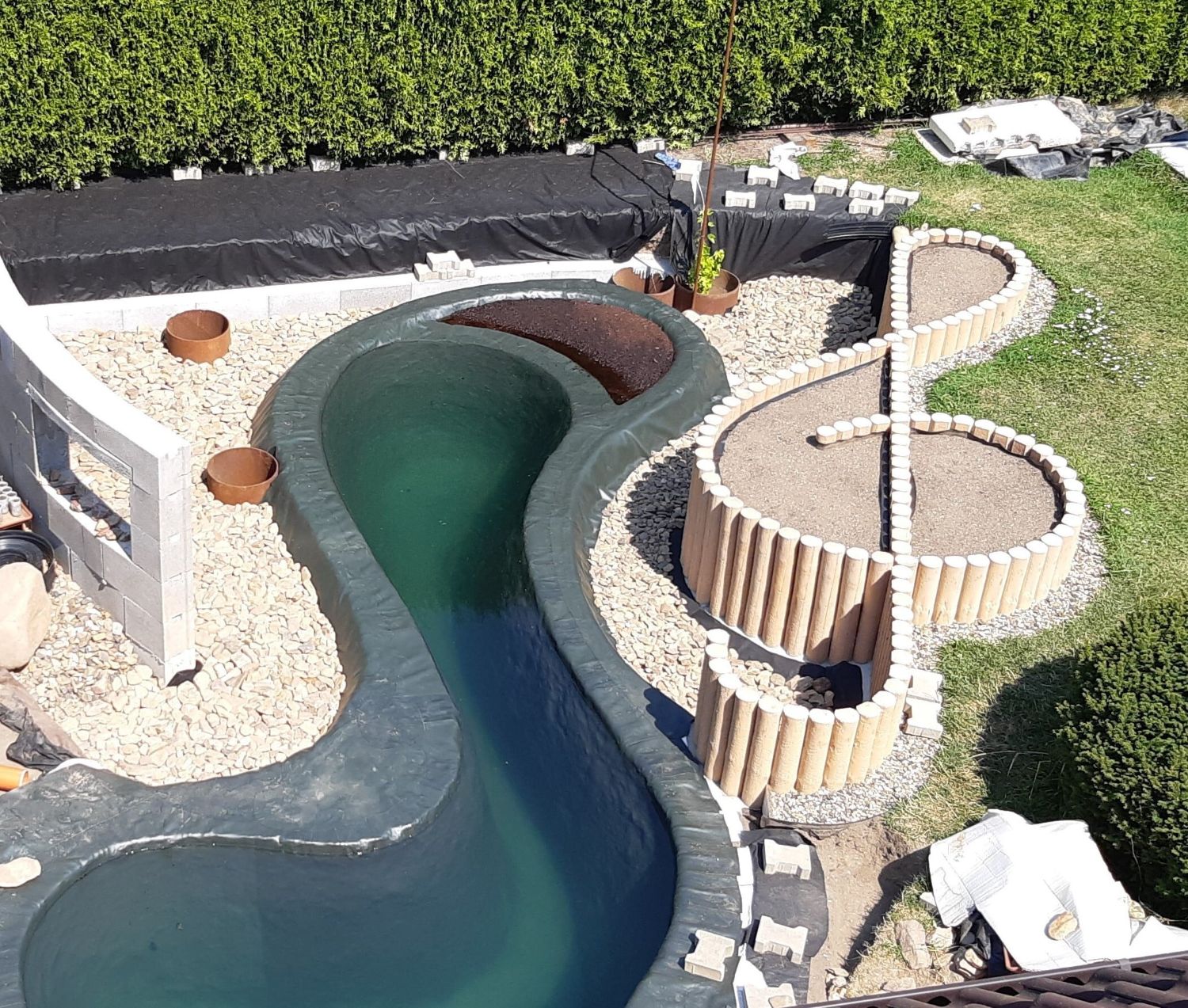 Jezírko ve tvaru houslového klíče v Klášterci nad Ohří