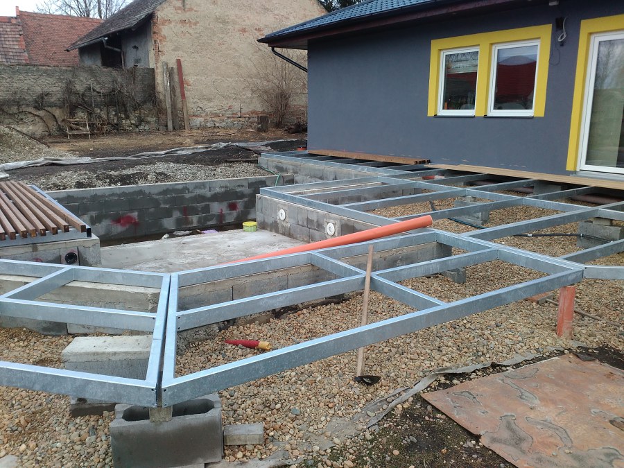 Fóliování koupacího jezírka v Podsedicích