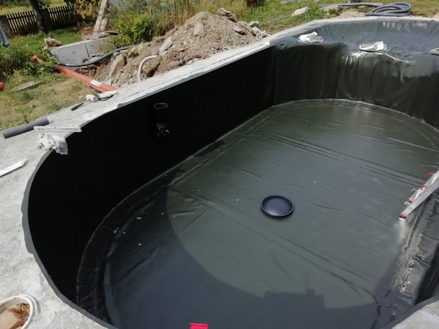 Fóliování koupacího jezírka v Malečově