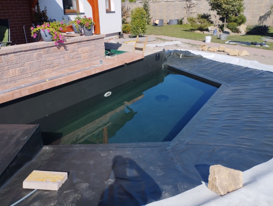 Stavba koupacího jezírka u Loun