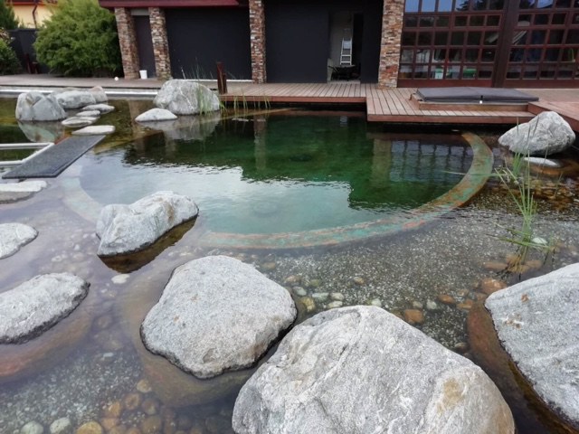 Stavba koupacího jezírka ve Vinařicích