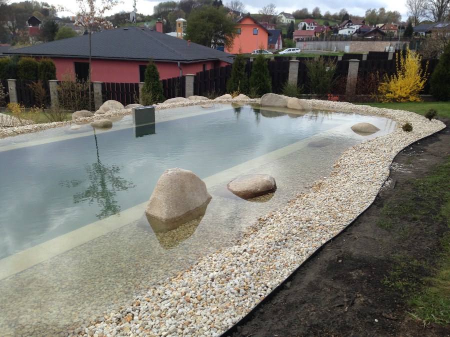 Stavba koupacího jezírka v Hájku