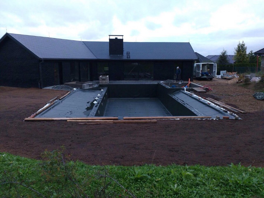 Stavba koupacího jezírka v Trnové