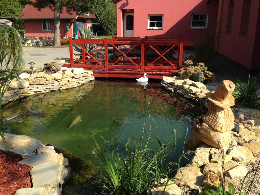 Stavba okrasného jezírka v Lahošti