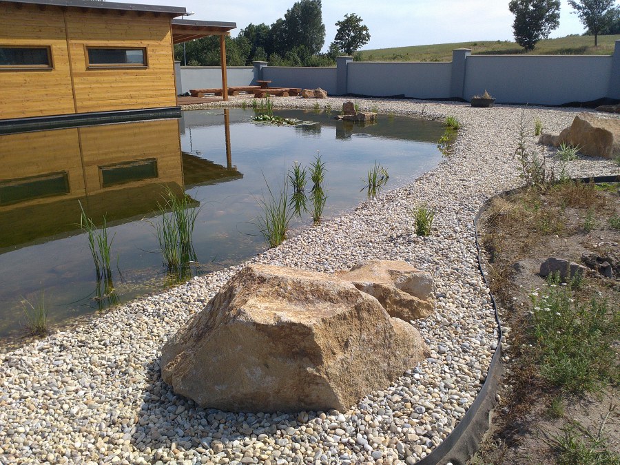 Stavba okrasného jezírka u Teplic