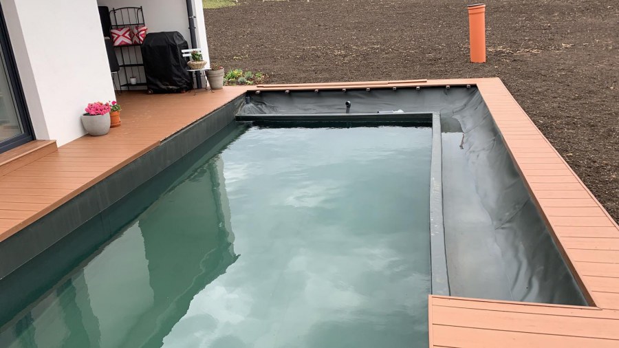 Stavba koupacího jezírka u Mostu