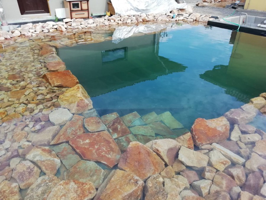 Stavba koupacího jezírka v Lahošti.