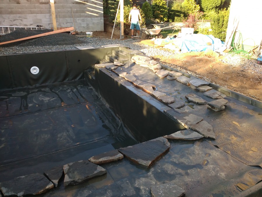 Stavba koupacího jezírka v Říčanech.