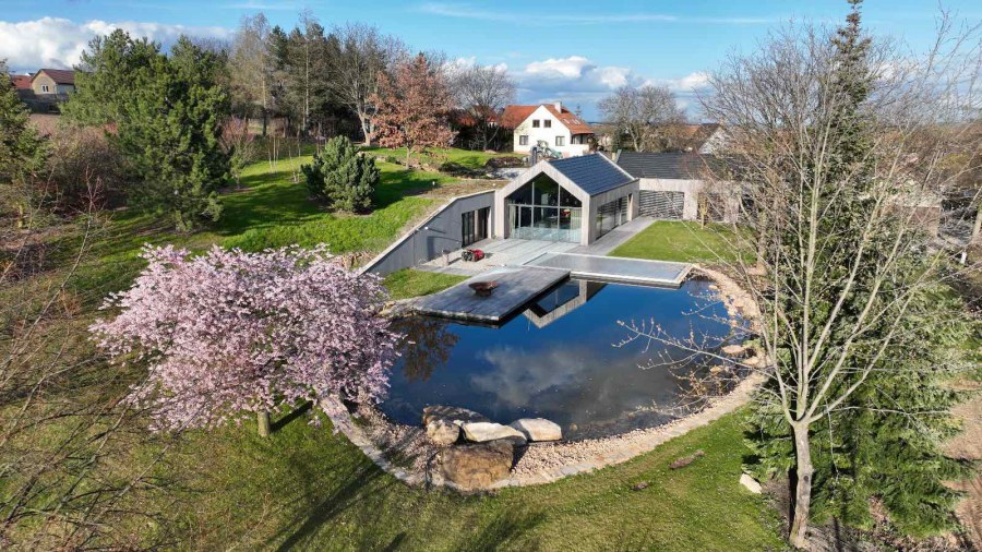 Stavba koupacího jezírka u Kladna