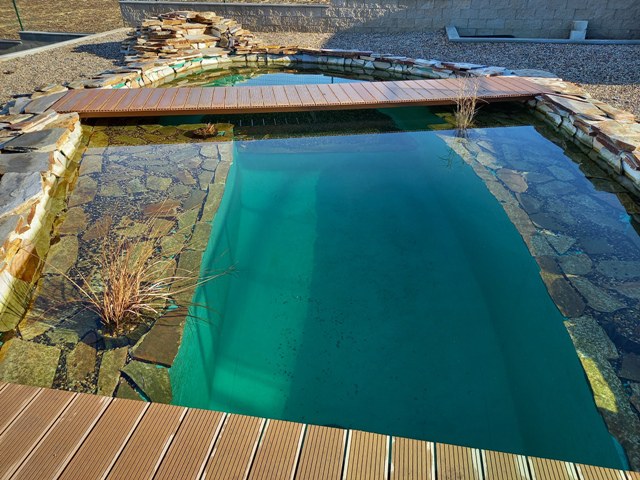 Stavba koupacího jezírka ve Slavětíně