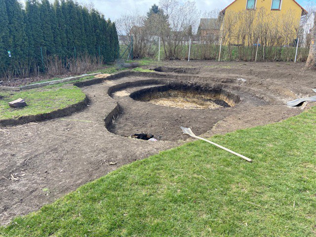 Stavba okrasného jezírka ve Strupčicích