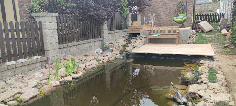 Stavba okrasného jezírka v Krupce