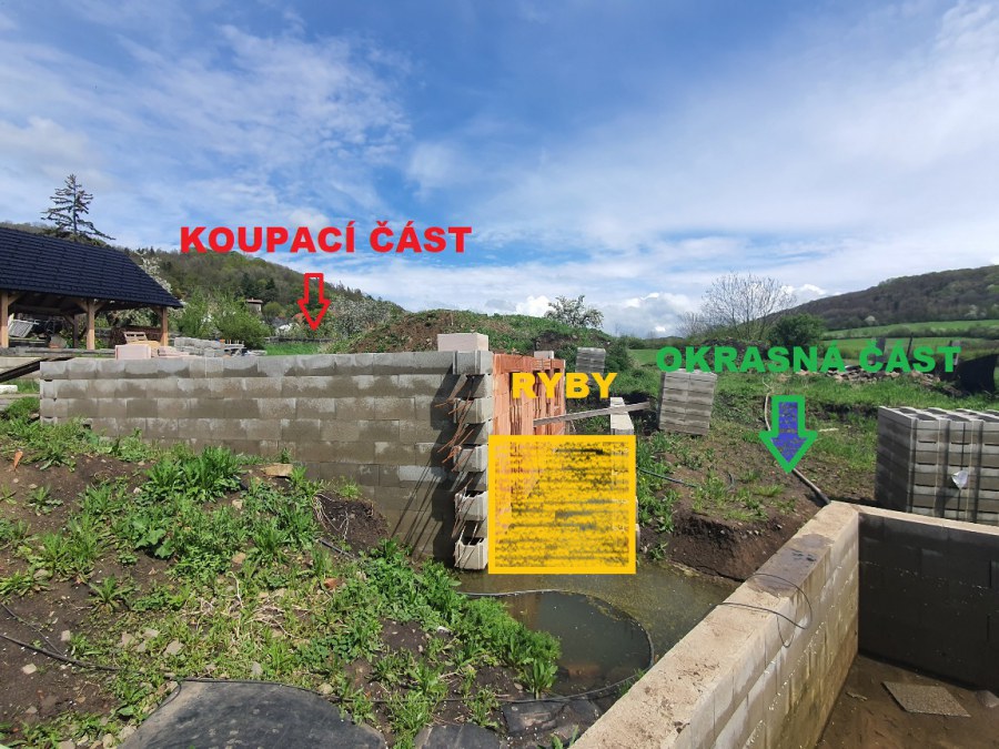 Stavba souboru jezírek v Lukově.