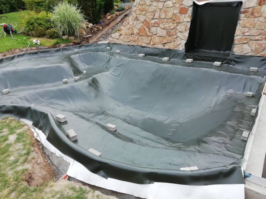 Stavba okrasného jezírka v Zíchovci