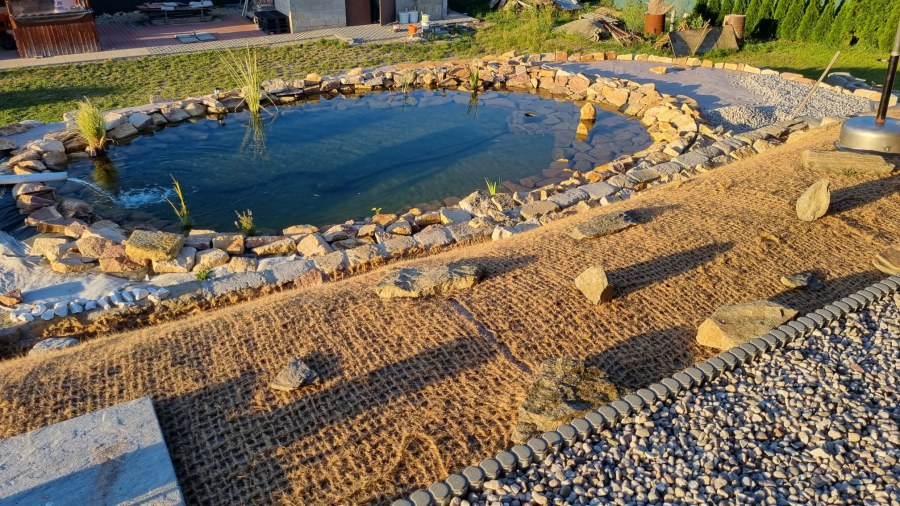 Stavba okrasného jezírka ve Vraném