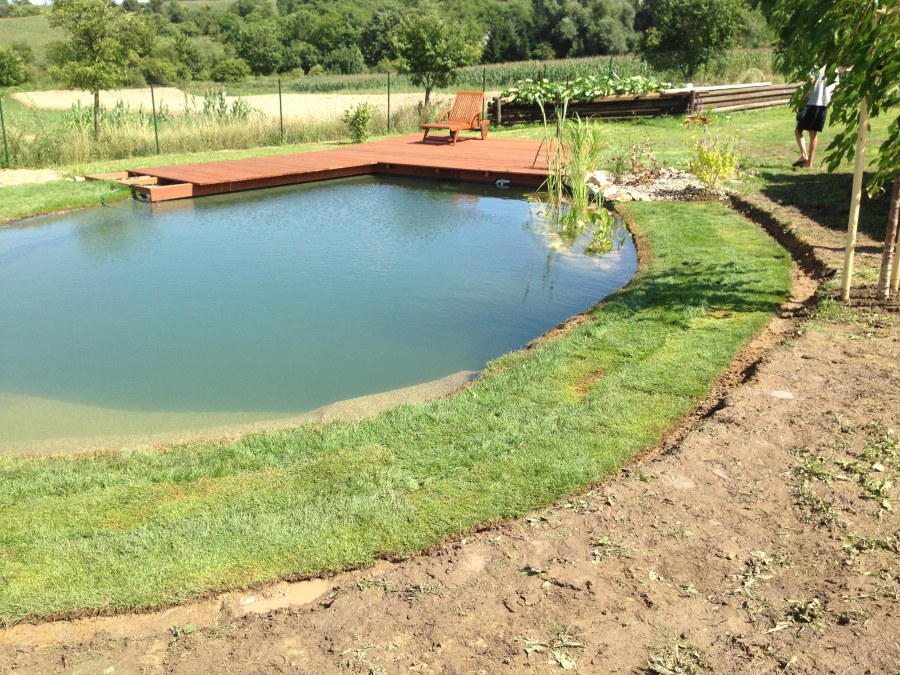 Stavba koupacího jezírka ve Vlčí u Loun.