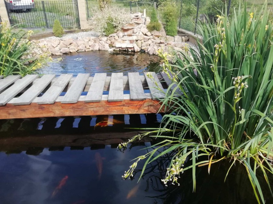 Stavba jezírka v Razicích.