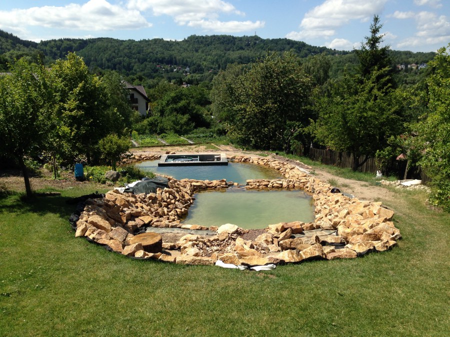 Stavba jezírka v Karlových Varech.