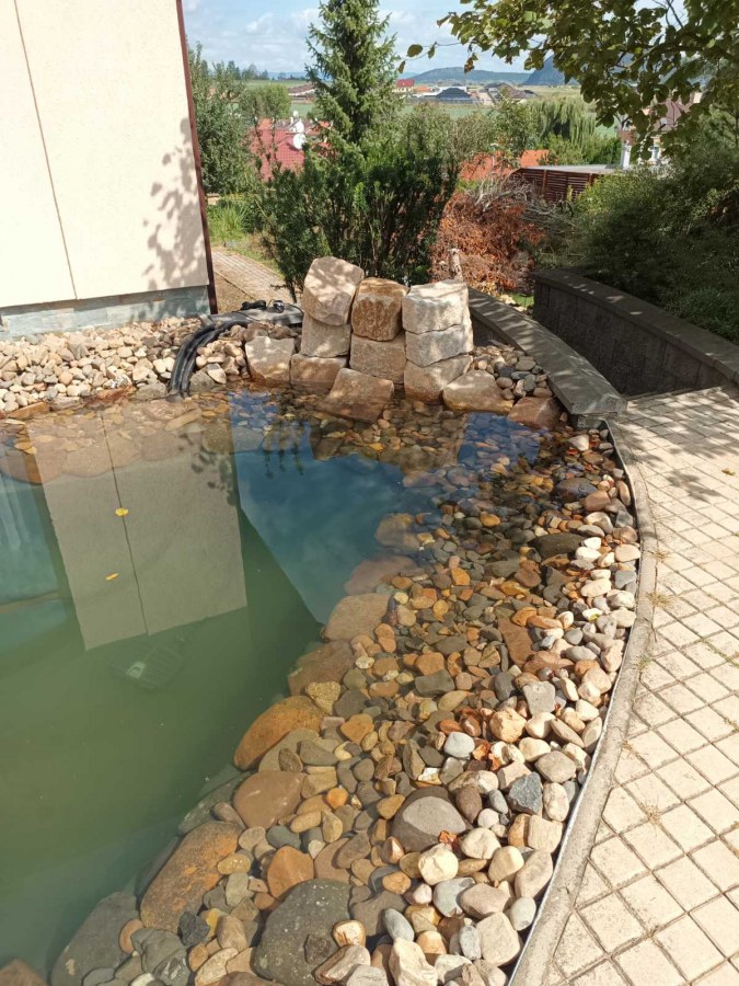 Realizace malého okrasného jezírka