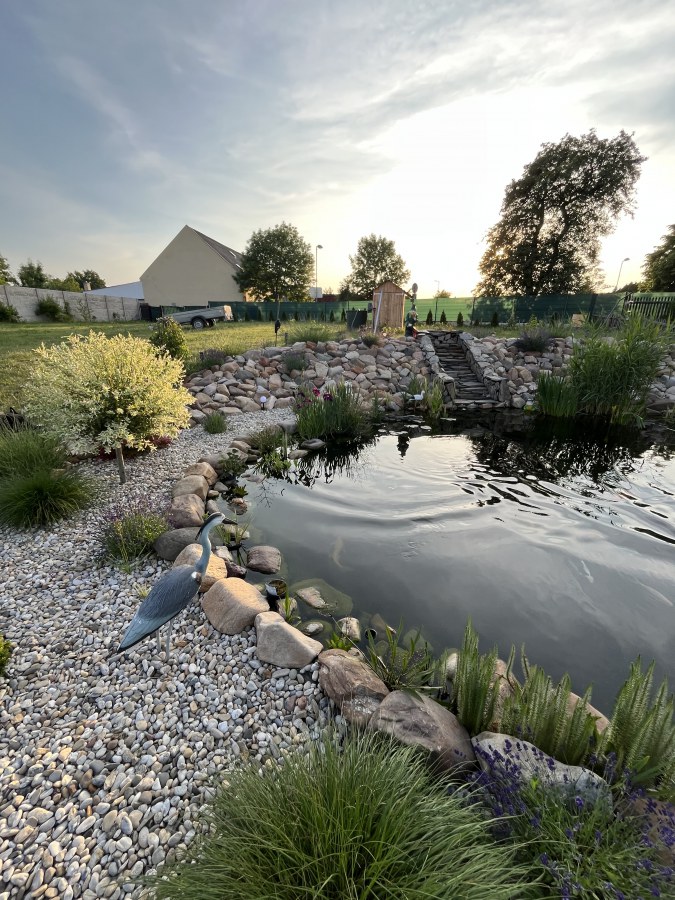 Stavba koupacího jezírka u Chomutova.