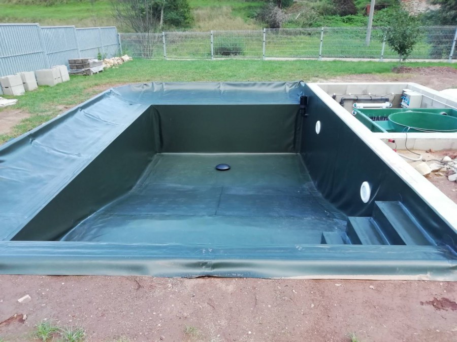 Stavba koupacího jezírka v Kryrech