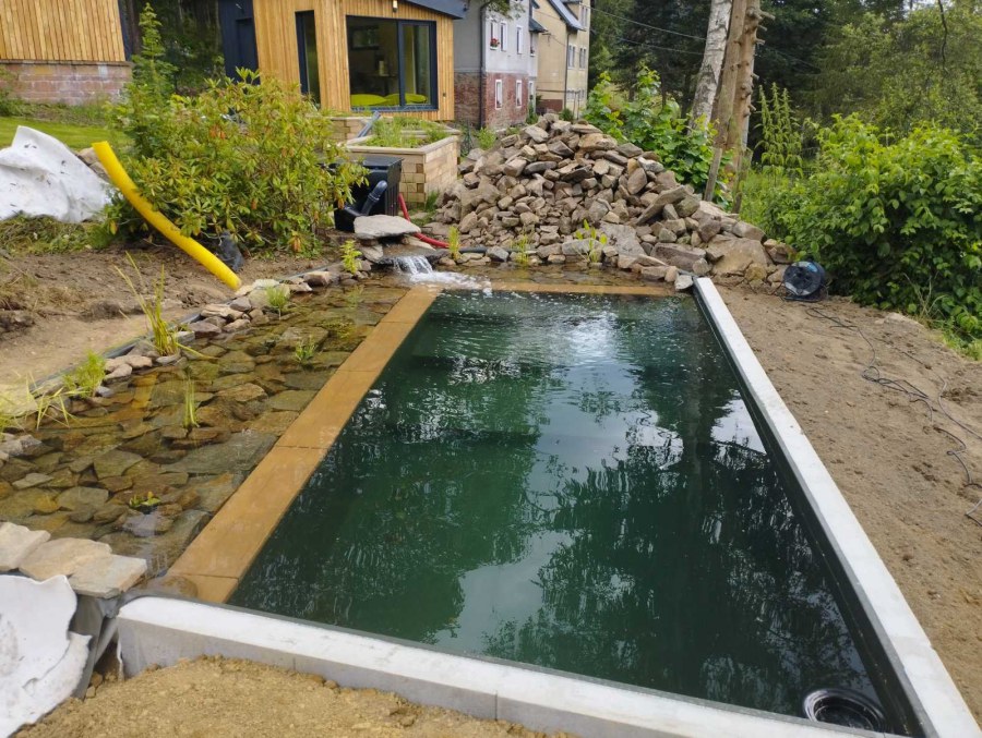 Stavba koupacího jezírka u Vejprt