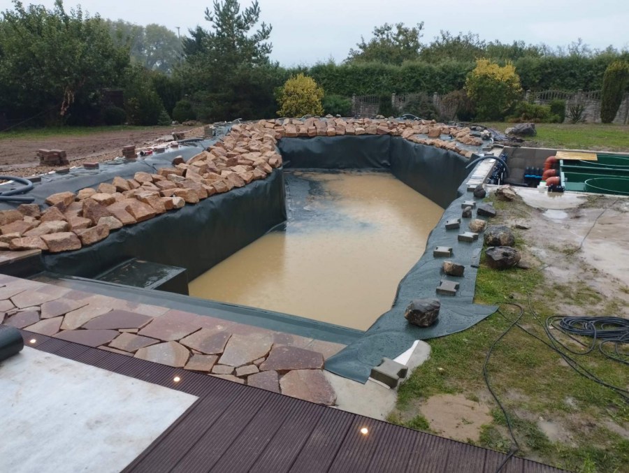 Stavba koupacího jezírka u Loun