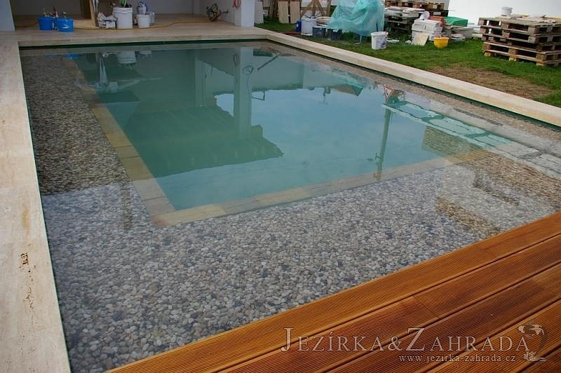 Koupací jezírko v Panenských Břežanech