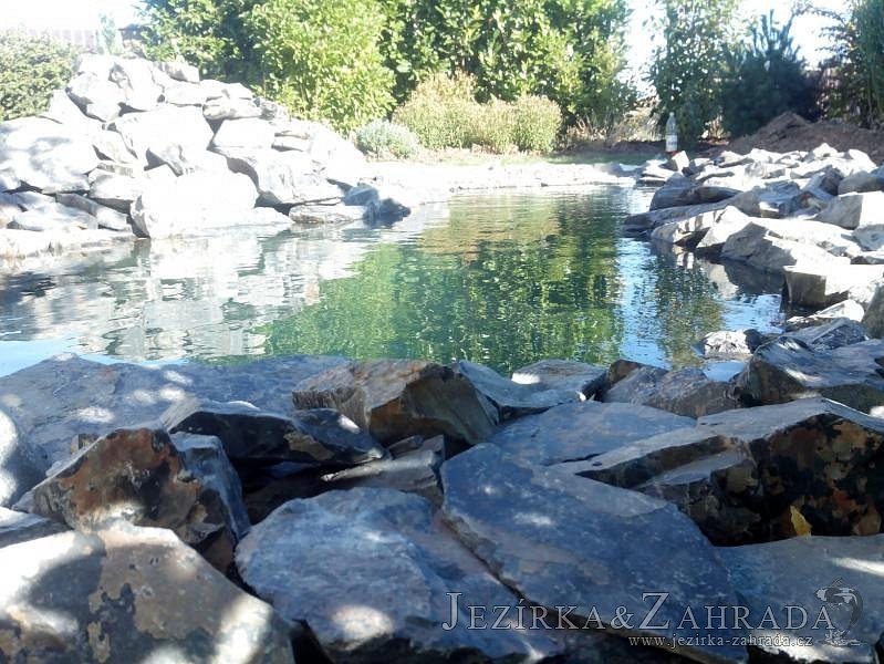 Stavba jezírka ve Větrušicích