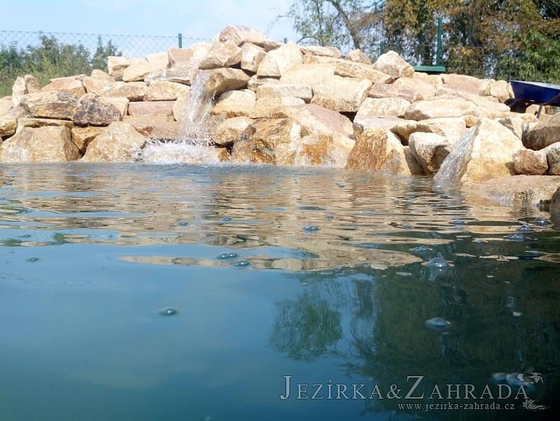 Stavba okrasného jezírka ve Zbrašíně