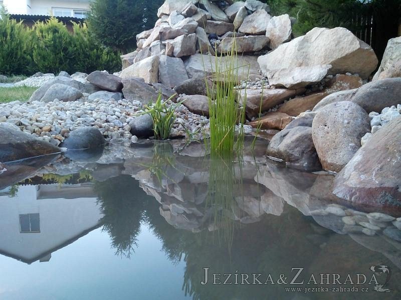 Stavba jezírka s vodopádem v Lounech