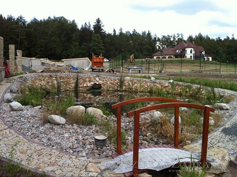 Okrasné jezírko v Družci