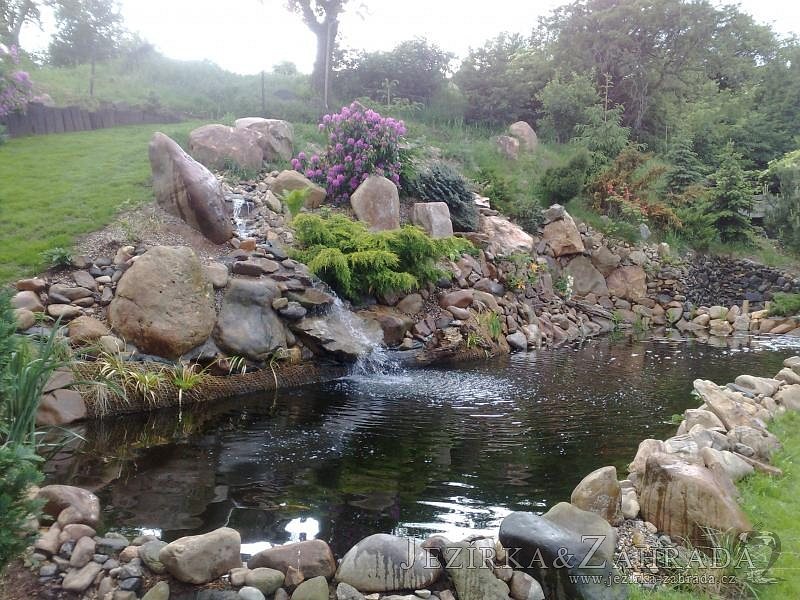 Stavba jezírka se skálou v Mostě