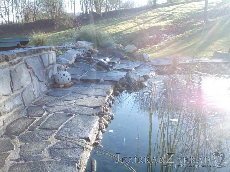 Fóliování a dodání technologie k okrasnému jezírku v Sukoradech