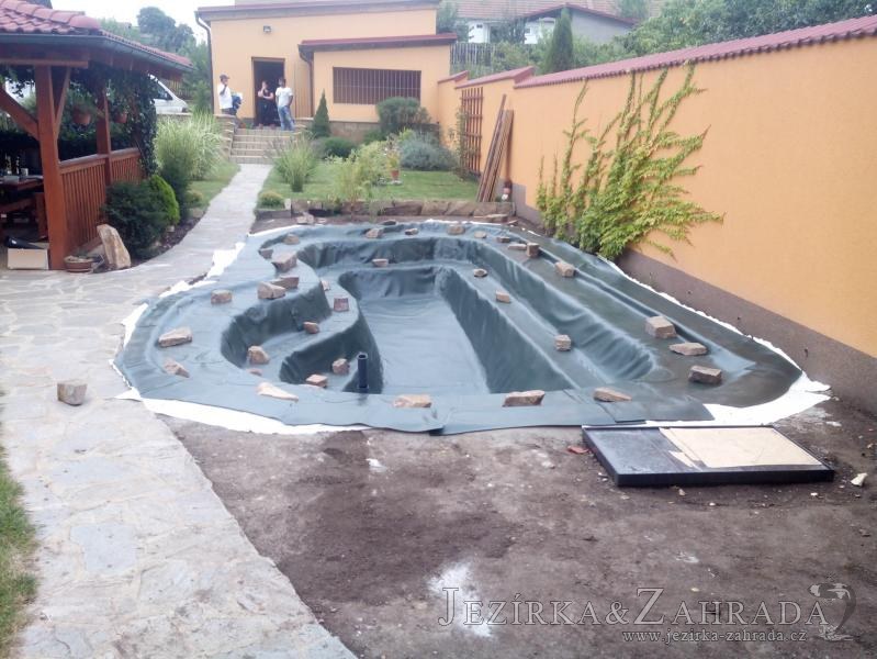 Fóliování okrasného jezírka v Březně u Chomutova