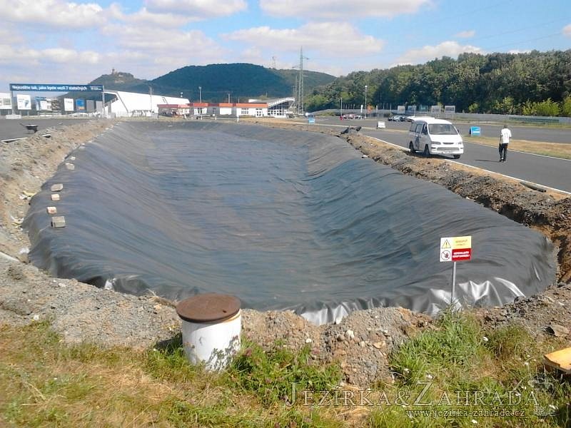 Čištění a fóliování vodních nádrží na Mosteckém Polygonu