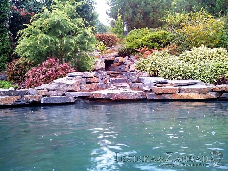 Rekonstrukce okrasného jezírka v blízkosti Mostu