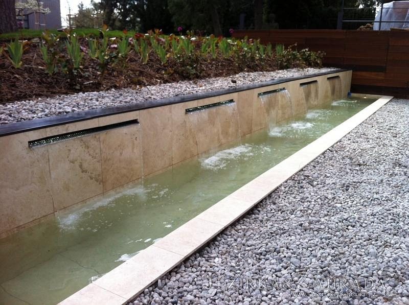 Stavba 5 podsvícených chrličů