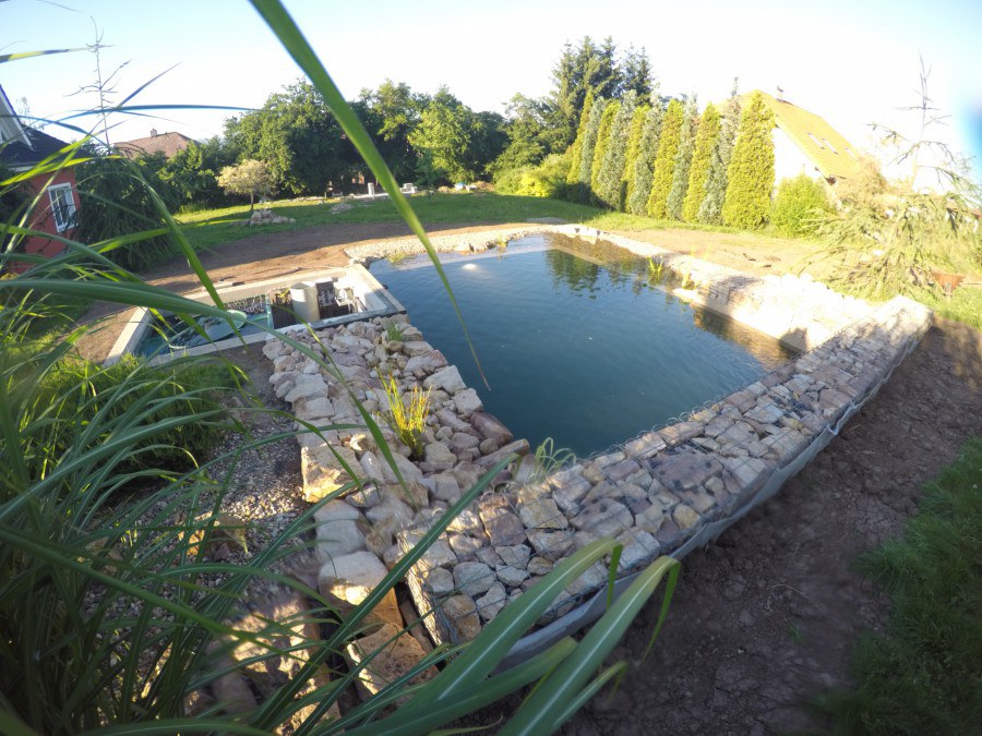 Stavba koupacího jezírka v Drahkově.