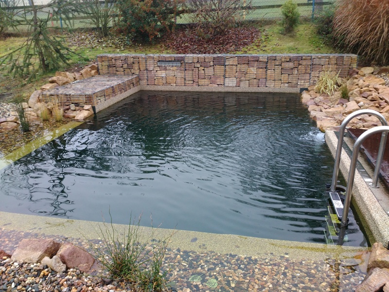 Stavba koupacího jezírka v Drahkově.