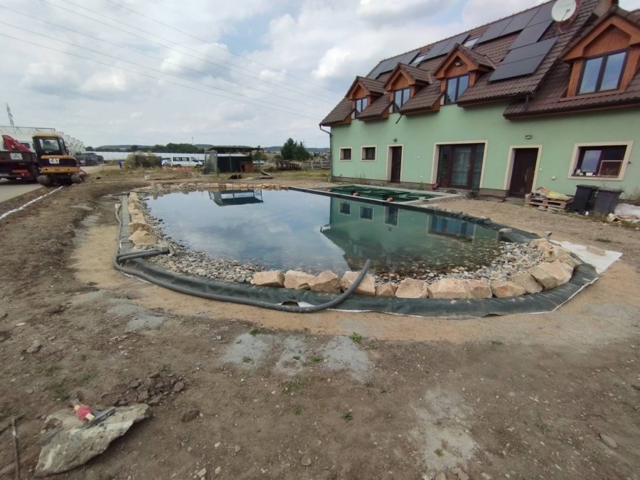 Stavba koupacího jezírka ve Vraňanech.